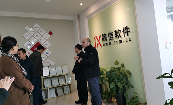 郑州工程技术学院党委书记周春辉一行莅临简信软件参观考察